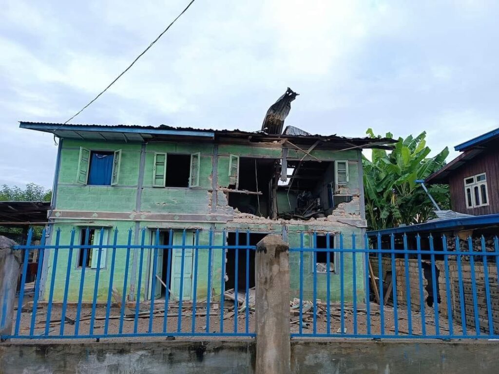 Photo - PKPF /အကြမ်းဖက်စစ်ကောင်စီတပ်​၏ လက်နက်ကြီးရမ်းသမ်းပစ်ခတ်မှုကြောင့် ထိခိုက်ပျက်စီးခဲ့သောပြည်သူ့နေအိမ်များ။